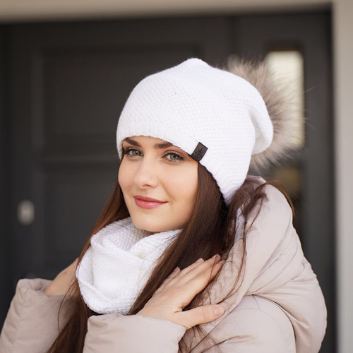 Dames winter set muts en buissjaal, wit, met garen pompon, Kaliana