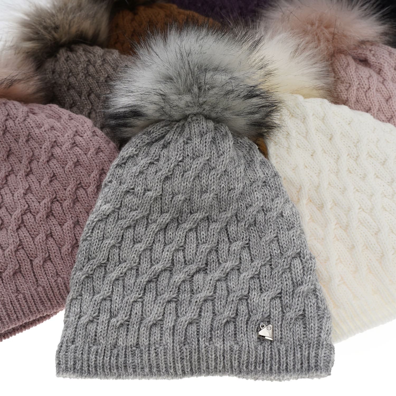 Dames wintermuts, rood, met garen pompon, Kaskada