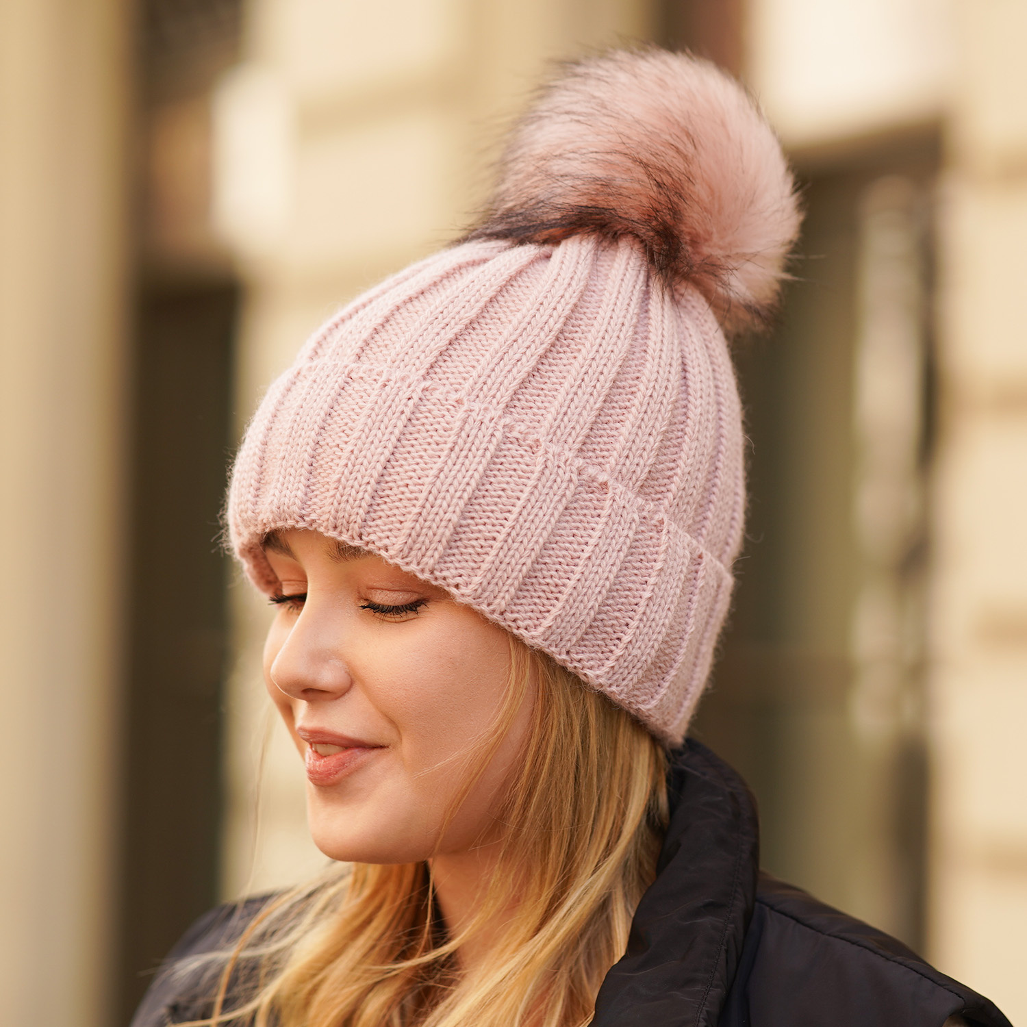 Dames wintermuts, roze, met garen pompon, Mokka