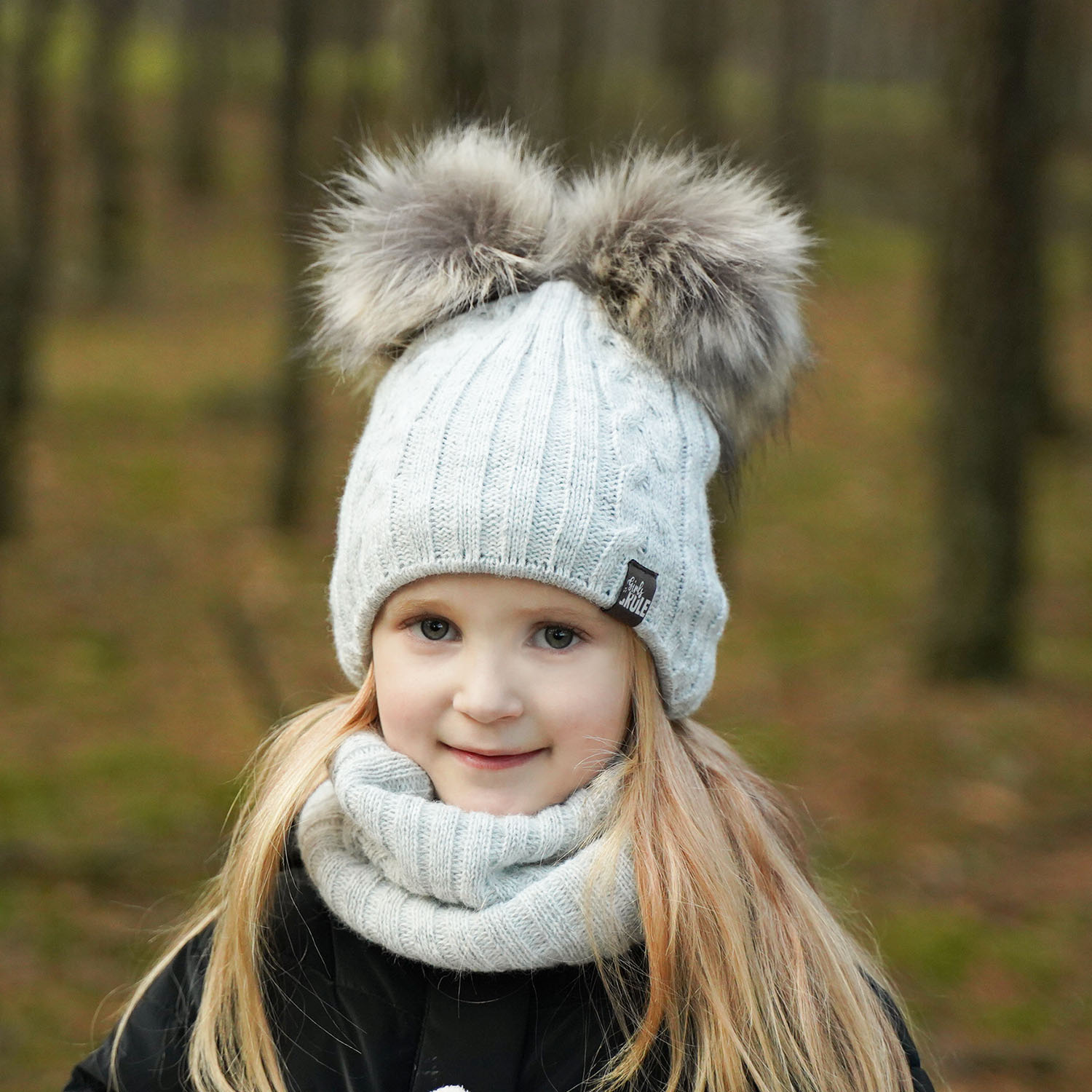 Meisjes winter set muts en buissjaal, roze, met twee pompons, met bindkoorden, Marlen