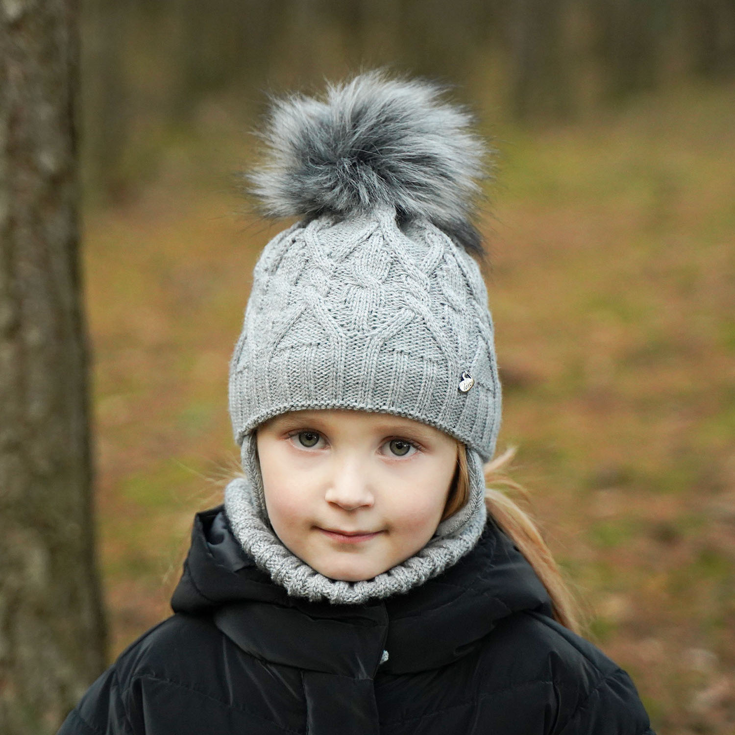 Meisjes winter set muts en buissjaal, kremowy, met garen pompon, Elena