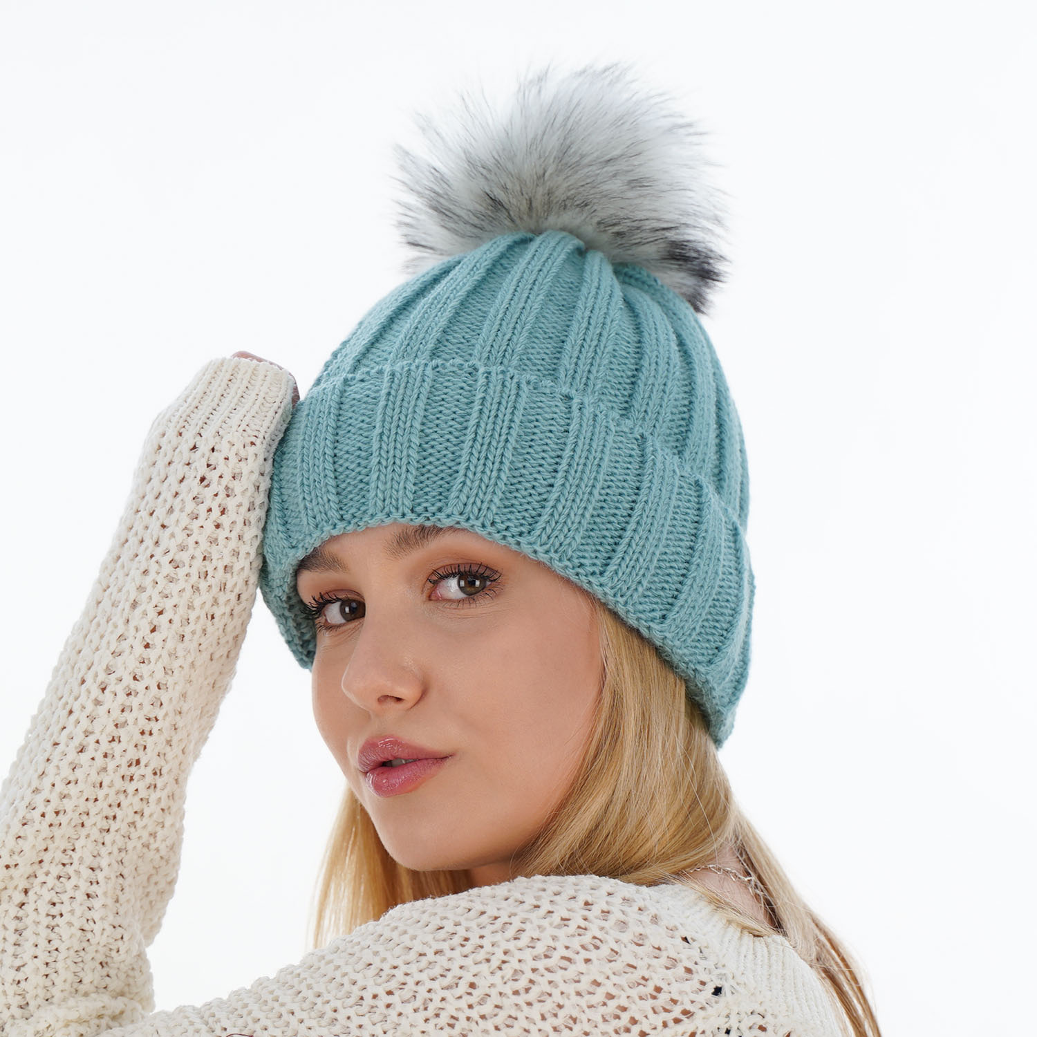 Dames wintermuts, beige, met garen pompon, Mokka