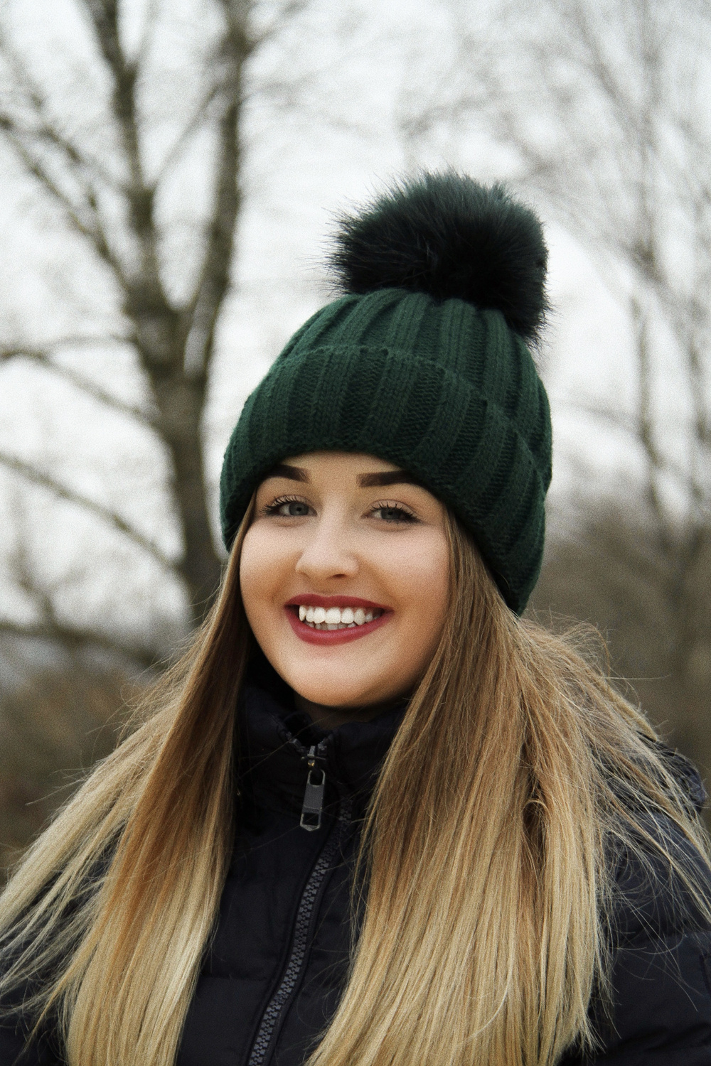 Dames wintermuts, beige, met garen pompon, Mokka