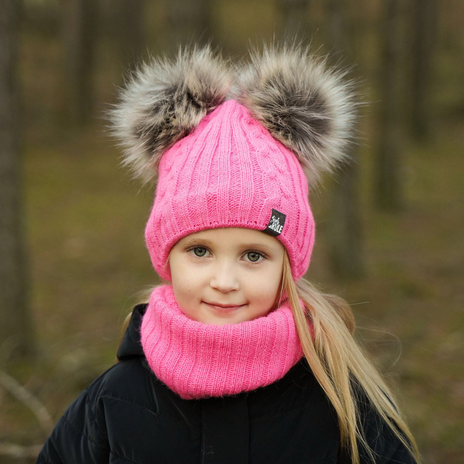 Meisjes winter set muts en buissjaal, roze, met twee pompons, met bindkoorden, Marlen