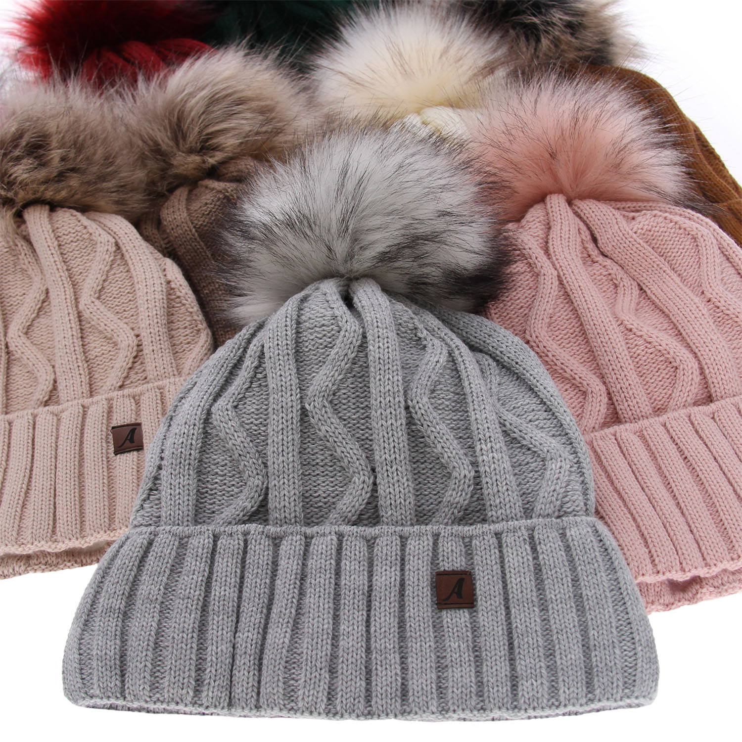 Dames wintermuts, beige, met garen pompon, Renika