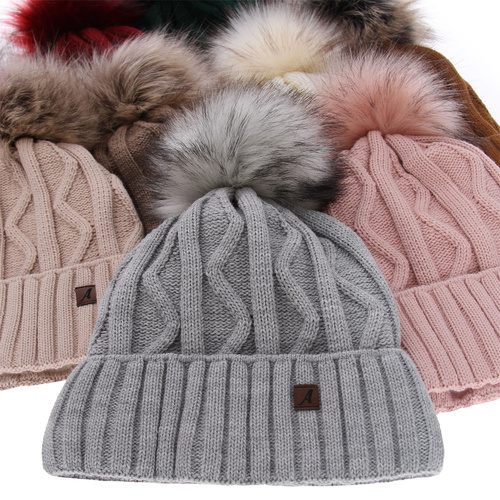 Dames wintermuts, beige, met garen pompon, Renika