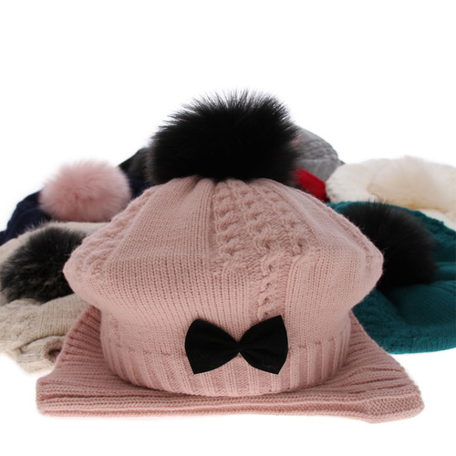 Meisjes winter set muts en buissjaal, lichtgrijs, met garen pompon, Amora